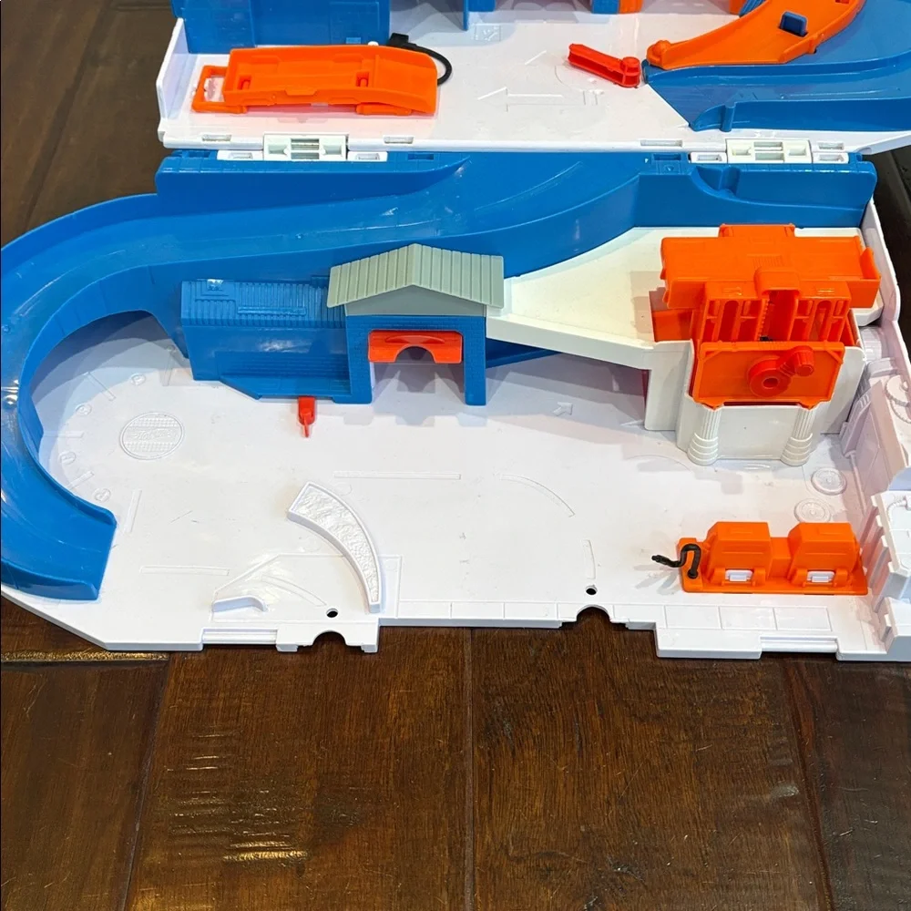 Hot Wheels Car Wash and Service Station Center PlaySet Mattel